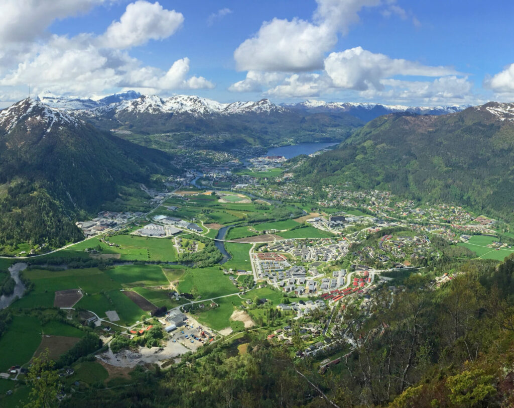 Oversiktsbilde av Førde sentrum. Foto: Arild Nybø.